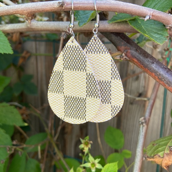 Jewelry - Ivory check vegan leather teardrop earrings NEW